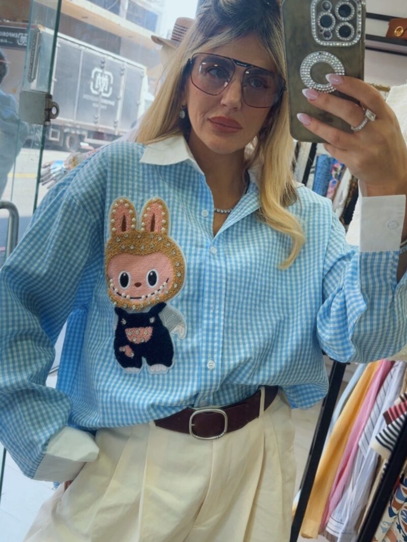 חולצה מכופתרת משובצת עם אפליקציית ארנב מעוצבת